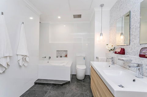 Heart Of Glenelg BnB - Accommodation Gladstone 2