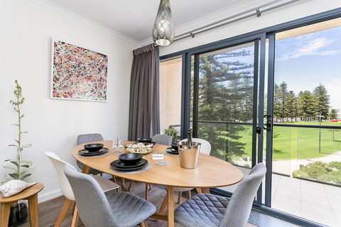 Heart Of Glenelg BnB - Accommodation Gladstone 11