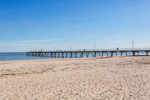 Heart Of Glenelg BnB - Accommodation Gladstone 14