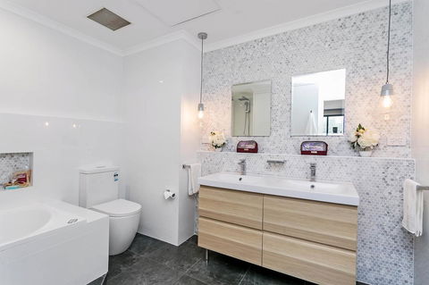 Heart Of Glenelg BnB - Accommodation Gladstone 3