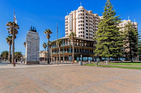 Heart Of Glenelg BnB - Accommodation Gladstone 25