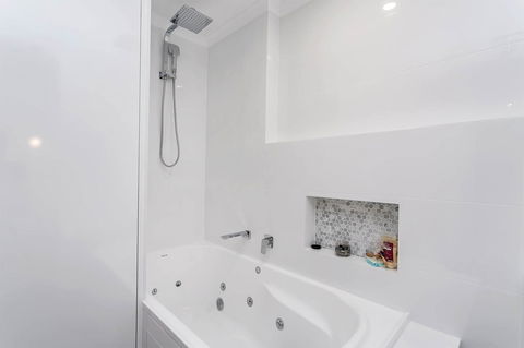 Heart Of Glenelg BnB - Accommodation Gladstone 4