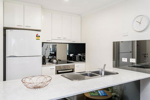 Heart Of Glenelg BnB - Accommodation Gladstone 6