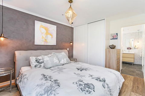 Heart Of Glenelg BnB - Accommodation Gladstone 1