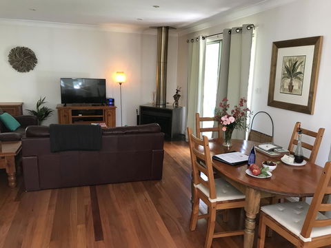 Ghost Hill Road Retreat - Accommodation Gladstone 6