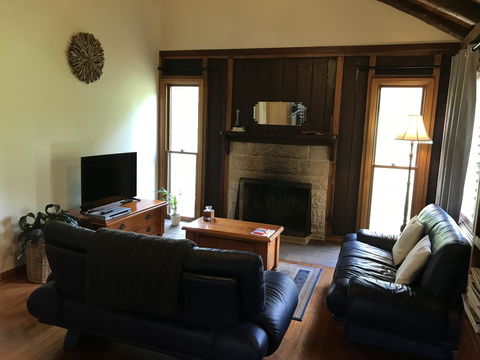 Ghost Hill Road Retreat - Accommodation Gladstone 3