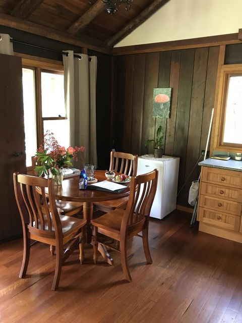Ghost Hill Road Retreat - Accommodation Gladstone 2