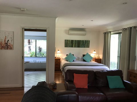 Ghost Hill Road Retreat - Accommodation Gladstone 5