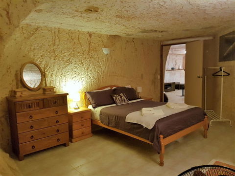 Underground Gem - Accommodation Gladstone 4
