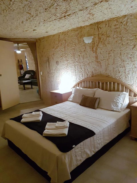 Underground Gem - Accommodation Gladstone 2