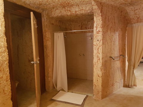 Underground Gem - Accommodation Gladstone 13