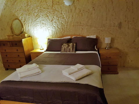 Underground Gem - Accommodation Gladstone 3