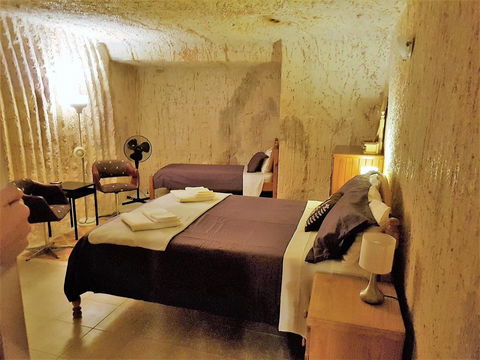 Underground Gem - Accommodation Gladstone 5