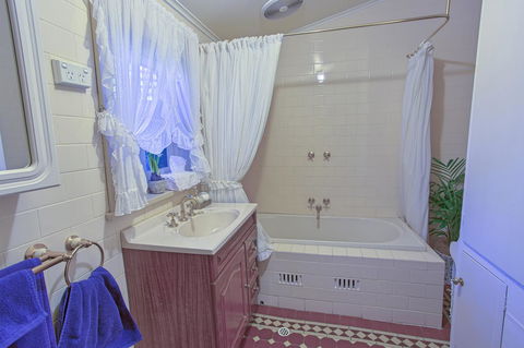 Tanunda Cottages - Accommodation Gladstone 14