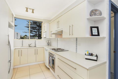 The Dolphins Beachfront Apartments - Accommodation Gladstone 12