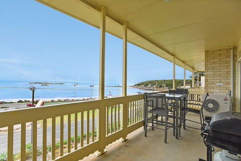 The Dolphins Beachfront Apartments - Accommodation Gladstone 10