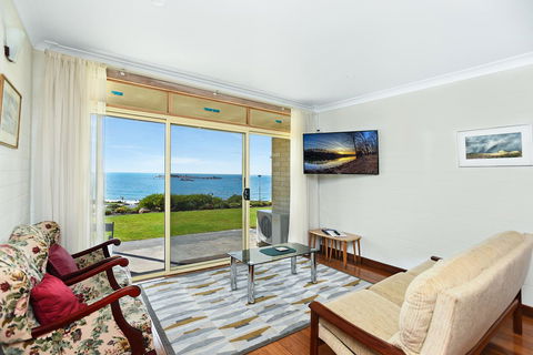 The Dolphins Beachfront Apartments - Accommodation Gladstone 7