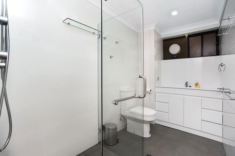 The Dolphins Beachfront Apartments - Accommodation Gladstone 2