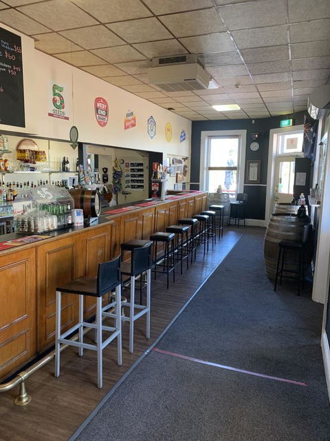 Commercial Hotel Morgan - Accommodation Gladstone 3