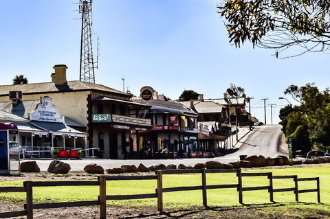 Commercial Hotel Morgan - Accommodation Gladstone 1