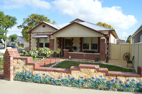 Two Cow Cottage Bed & Breakfast - Accommodation Gladstone 15
