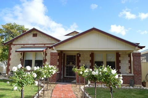 Two Cow Cottage Bed & Breakfast - Accommodation Gladstone 1