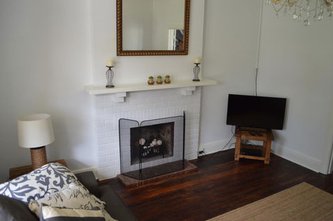 Two Cow Cottage Bed & Breakfast - Accommodation Gladstone 11