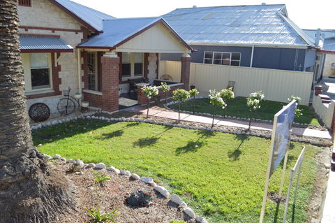 Two Cow Cottage Bed & Breakfast - Accommodation Gladstone 18