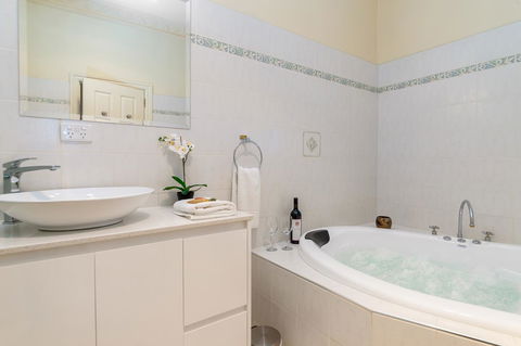 Barossa Vineyard Cottages - Accommodation Gladstone 13