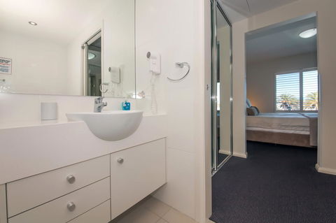 Pacific Blue 278-265 Sandy Pt Rd- Dual Key Access, Wifi, Linen And Air Conditioning - Accommodation Gladstone 12