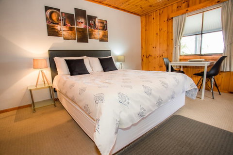 Seppelts View Cabins - Accommodation Gladstone 13
