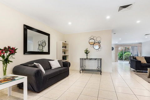 Adelaide Style Accommodation-Close To City-North Adelaide-3 Bdrm- FREE Parking - Accommodation Gladstone 5
