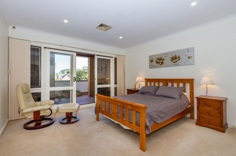Adelaide Style Accommodation-Close To City-North Adelaide-3 Bdrm- FREE Parking - Accommodation Gladstone 3