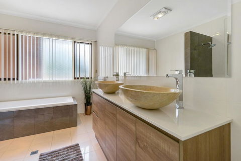 Adelaide Style Accommodation-Close To City-North Adelaide-3 Bdrm- FREE Parking - Accommodation Gladstone 12