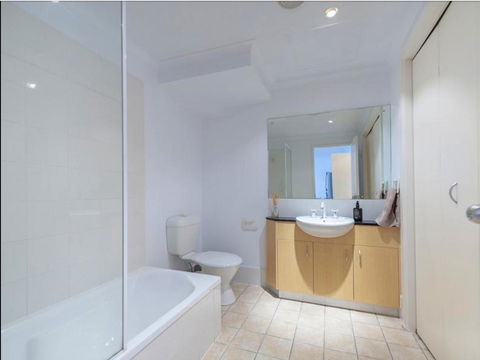 Spacious 4 BR And 2 Bathrooms City Apartment - Accommodation Gladstone 8
