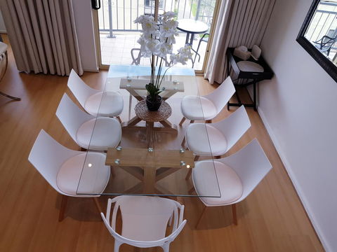 Spacious 4 BR And 2 Bathrooms City Apartment - Accommodation Gladstone 1