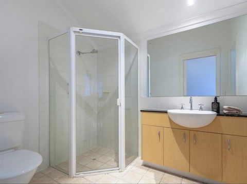 Spacious 4 BR And 2 Bathrooms City Apartment - Accommodation Gladstone 9