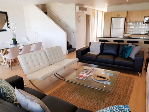 Spacious 4 BR And 2 Bathrooms City Apartment - Accommodation Gladstone 0