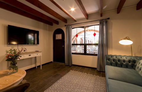 The Manor Basket Range - Accommodation Gladstone 7