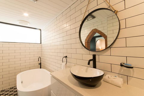 The Manor Basket Range - Accommodation Gladstone 2