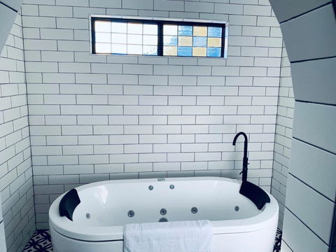 The Manor Basket Range - Accommodation Gladstone 11