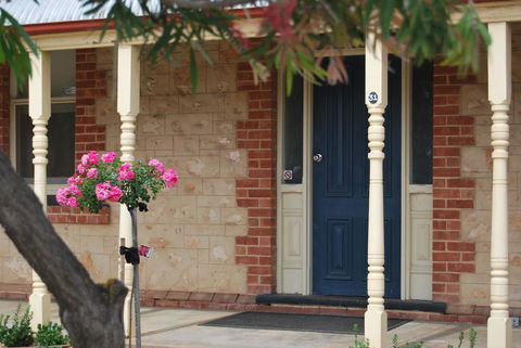 Jacaranda Cottage - Accommodation Gladstone 0