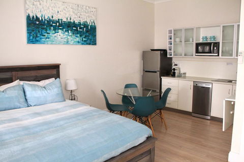 Smugglers Inn Studio Apartments - Accommodation Gladstone 4