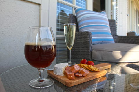 Smugglers Inn Studio Apartments - Accommodation Gladstone 2