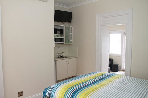 Smugglers Inn Studio Apartments - Accommodation Gladstone 15