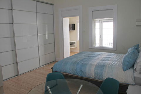 Smugglers Inn Studio Apartments - Accommodation Gladstone 6