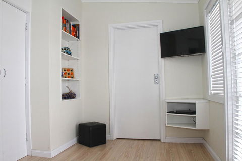 Smugglers Inn Studio Apartments - Accommodation Gladstone 7