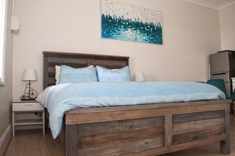 Smugglers Inn Studio Apartments - Accommodation Gladstone 0