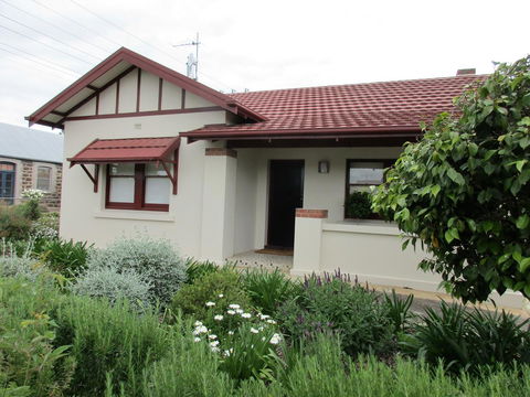 Mataro Cottage - Accommodation Gladstone 0
