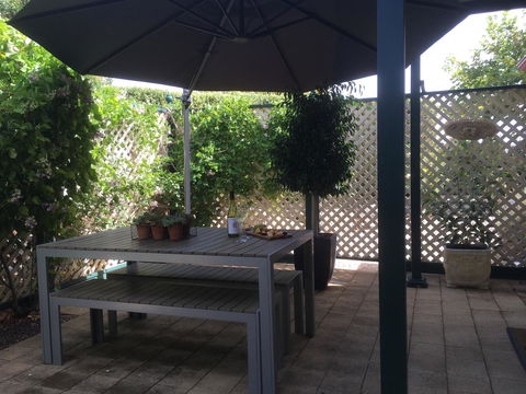 Wine And Roses Bed And Breakfast - Accommodation Gladstone 3